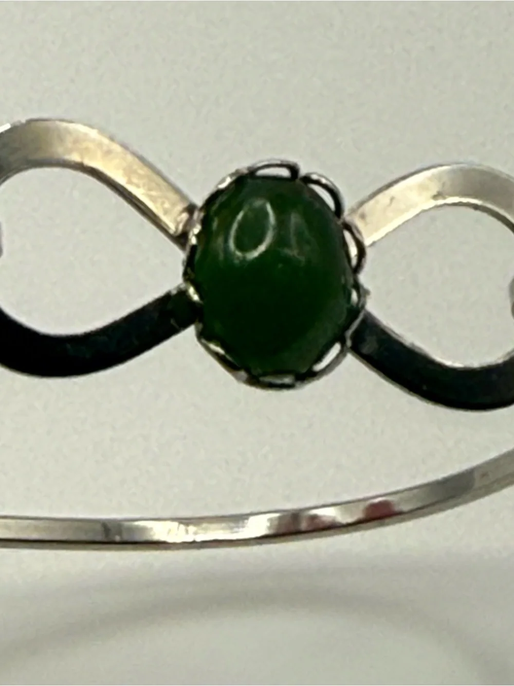 Vintage Green Cabochon Silver Tone Infinity Bangle Bracelet Size 6 Unmarked